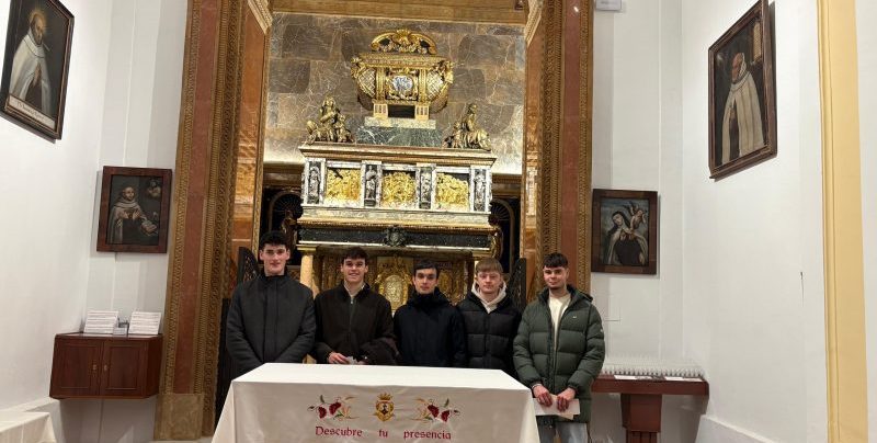 Alberto Báscones en Segovia junto a los restos de San Juan de la Cruz