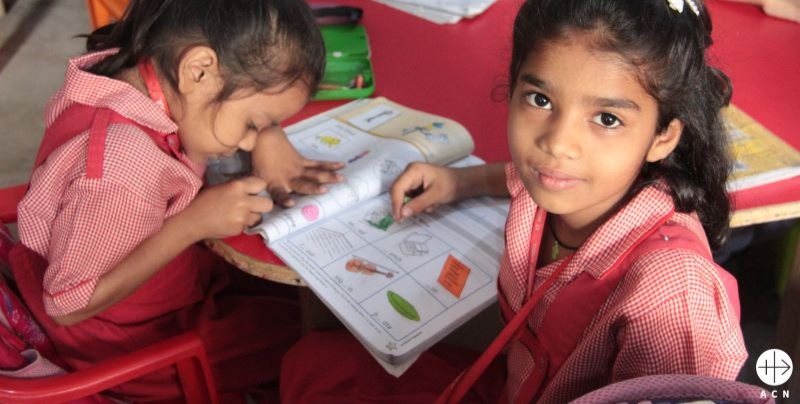 Alumnas del colegio San Miguel en Pakistán