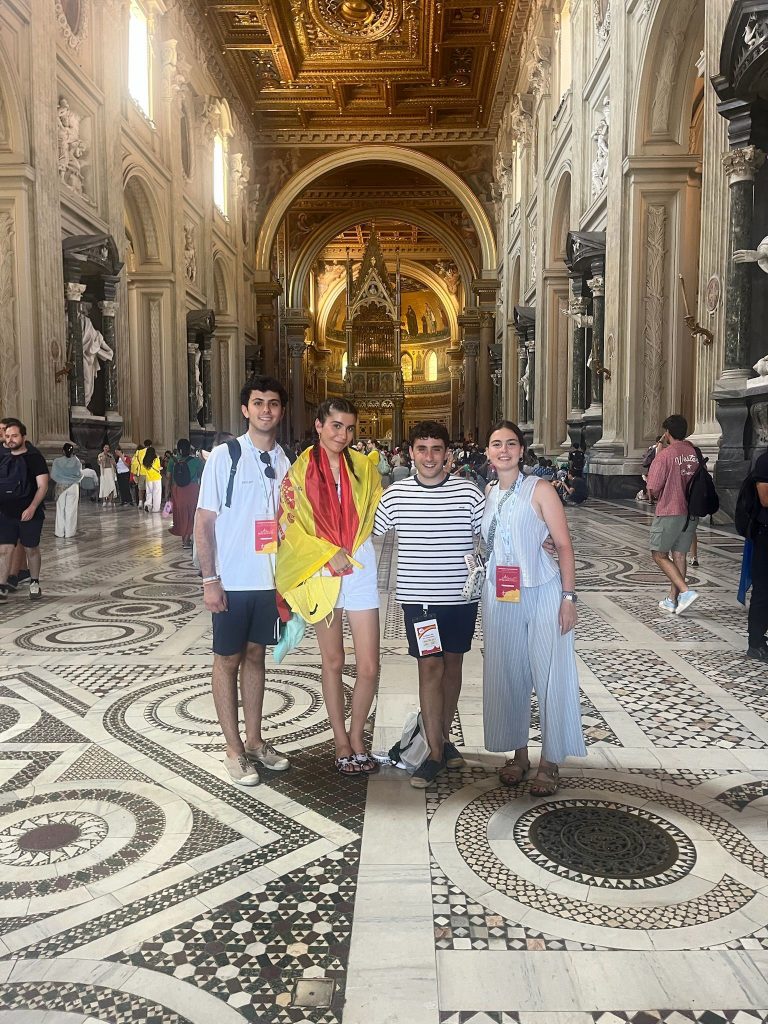 Andrés García y amigos en Jubileo en Roma