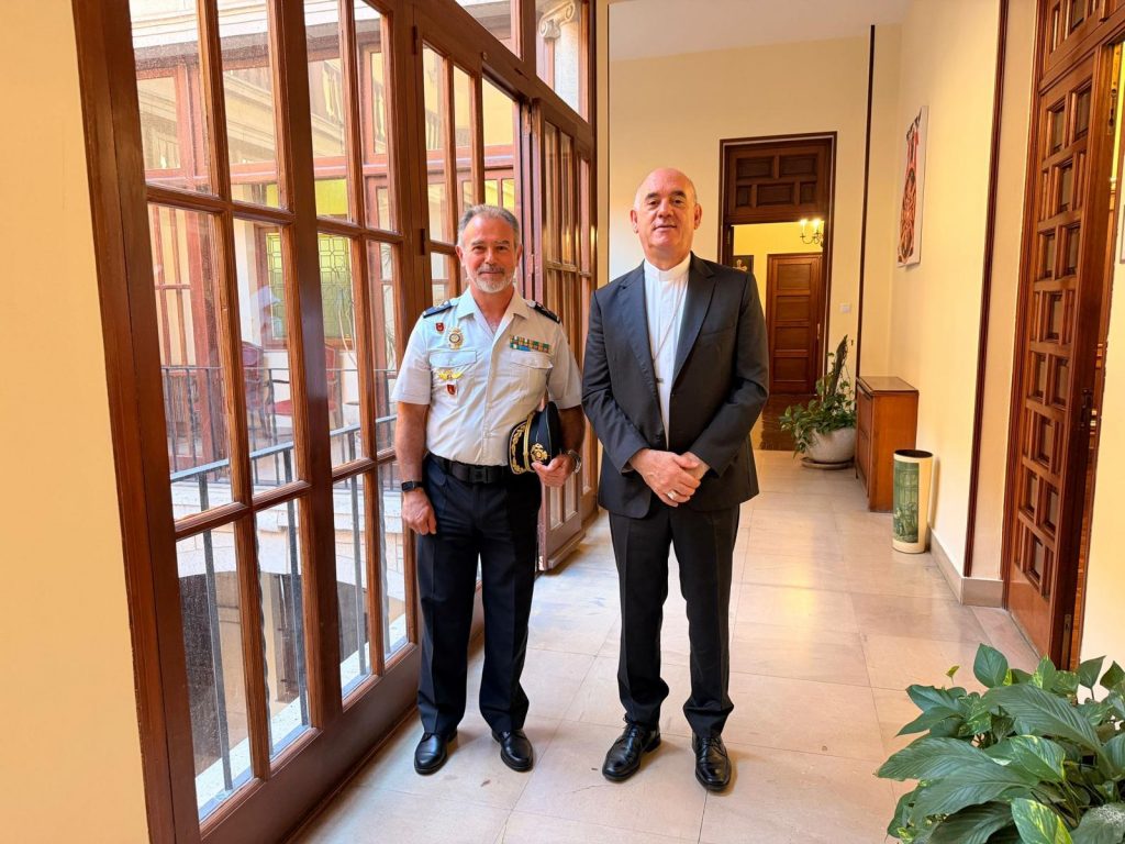 Monseñor Arturo Ros con Antonio del Amo, Jefe Policía Nacional de Santander