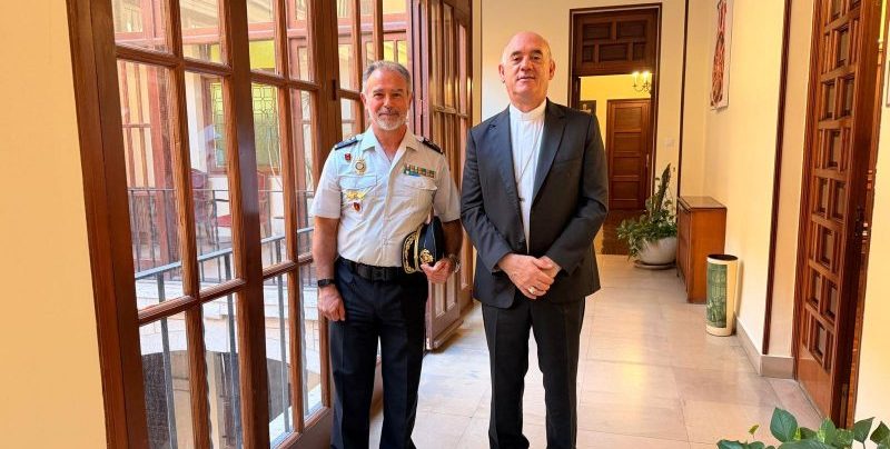 Monseñor Arturo Ros con Antonio del Amo, Jefe Policía Nacional de Santander