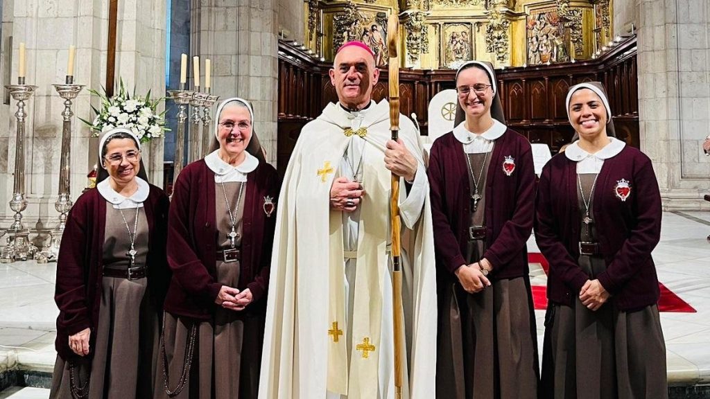 Monseñor Arturo Ros y SCTJM