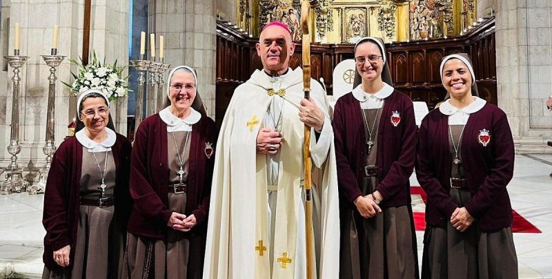 Monseñor Arturo Ros y SCTJM