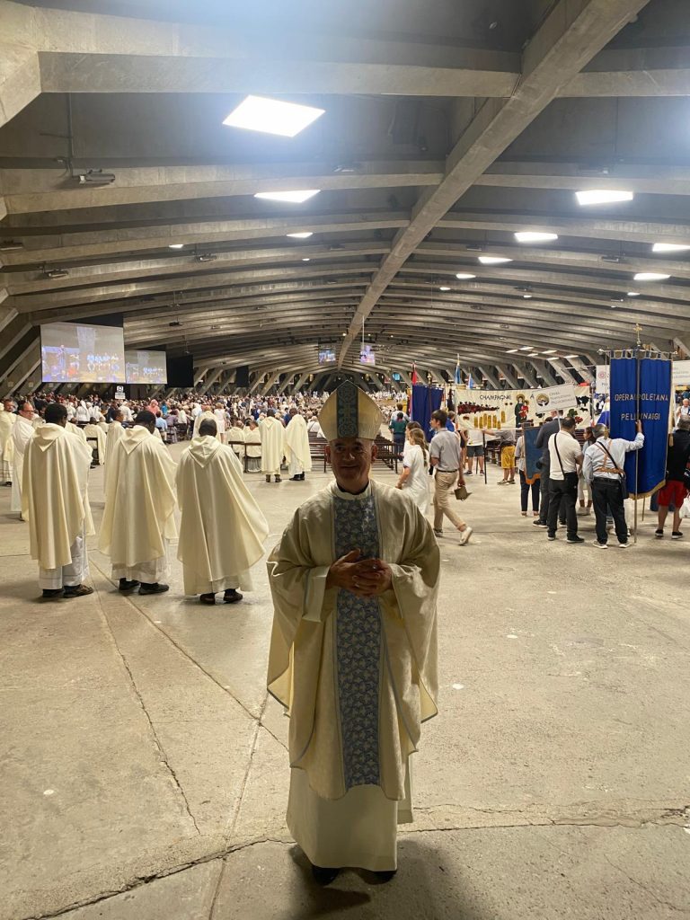 Monseñor Arturo Ros en Lourdes