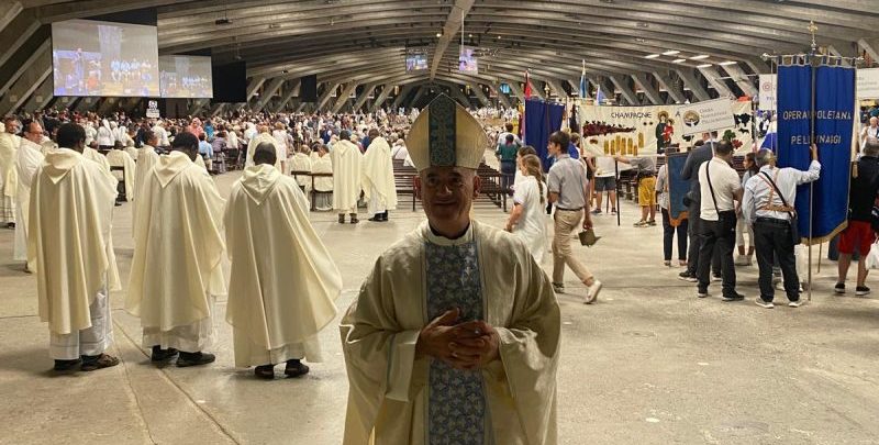 Monseñor Arturo Ros en Lourdes