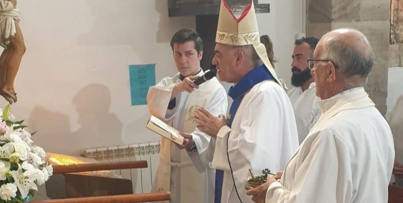 Monseñor Arturo Ros bendice imagen Virgen Azoños