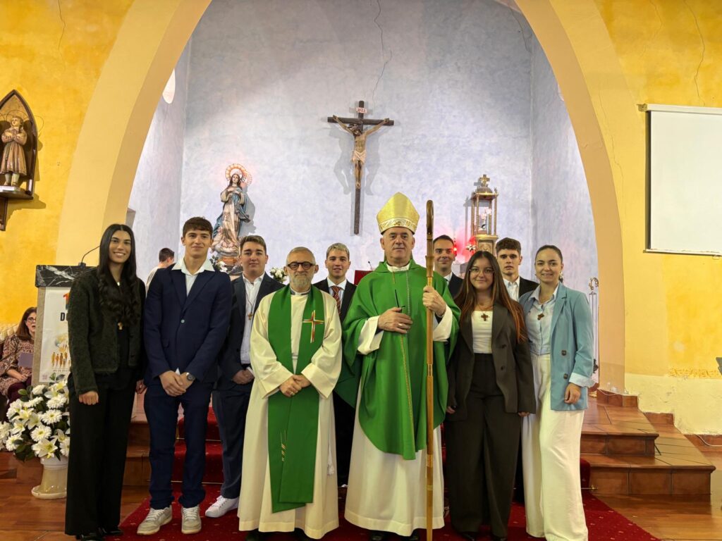 Monseñor Arturo Ros confirma en Sierrapando