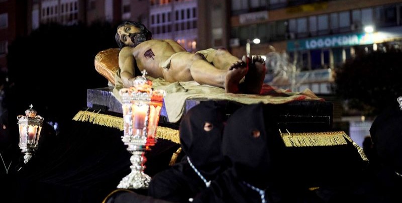 Paso del Cristo Yacente en el Viernes Santo
