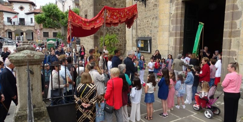 Procesión con la Cruz a la parroquia de Potes