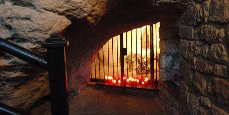 Cueva de la Virgen en el santuario de Montesclaros
