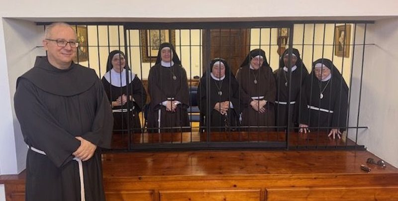 Padre Custodio con monjas de clausura