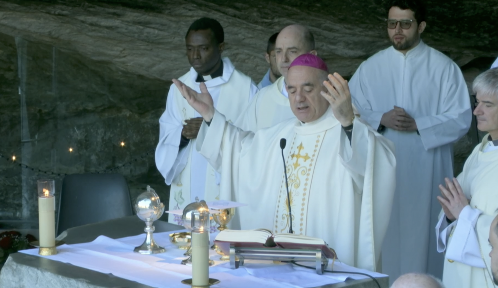 Misa obispo de Santander en la gruta de Lourdes