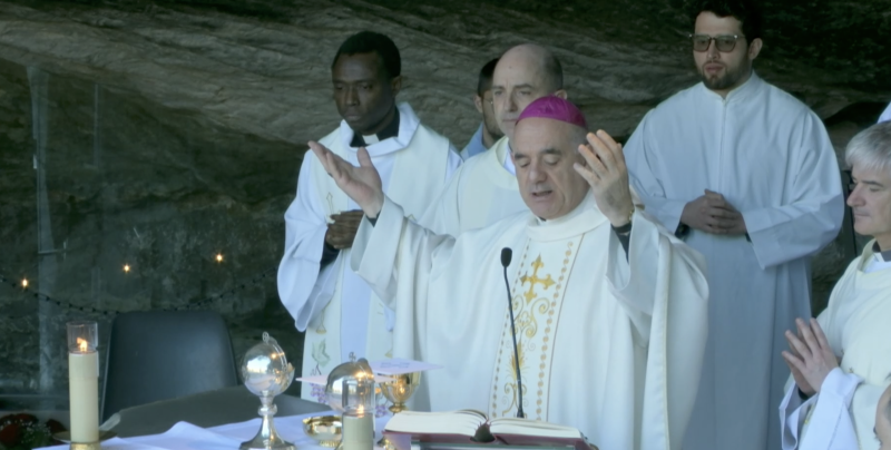 Misa obispo de Santander en la gruta de Lourdes