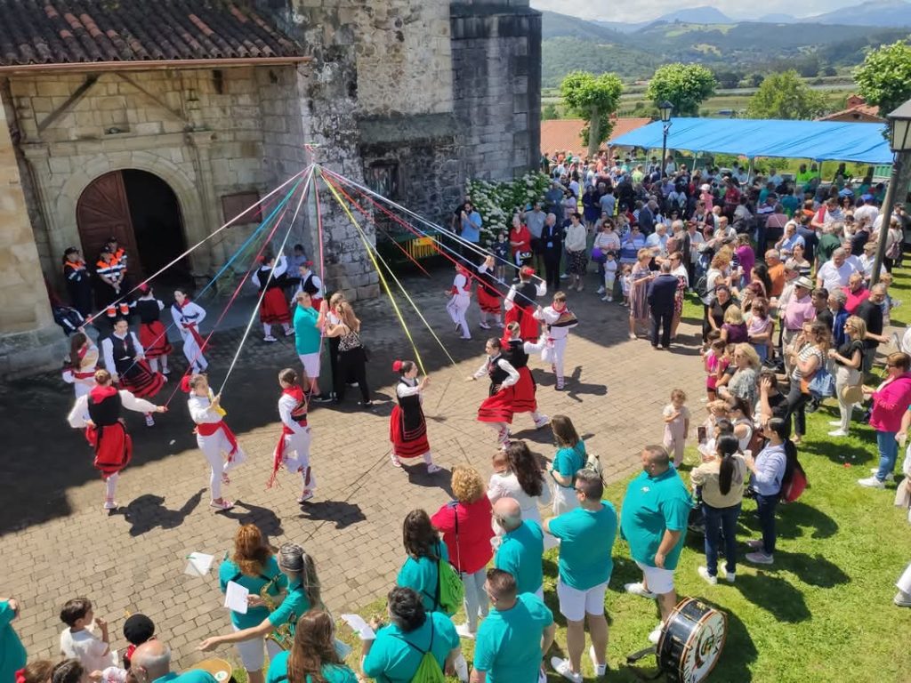 Danzantes fiesta de san Juan en Colindres