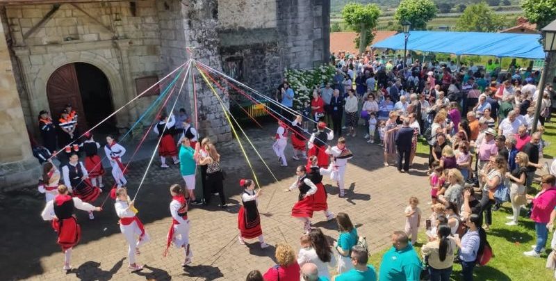 Danzantes fiesta de san Juan en Colindres