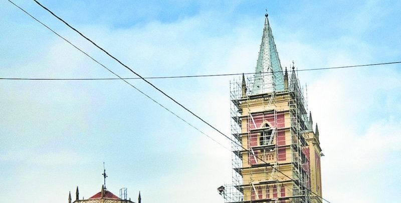 Detalle de la restauración de la torre de la Iglesia de Cóbreces