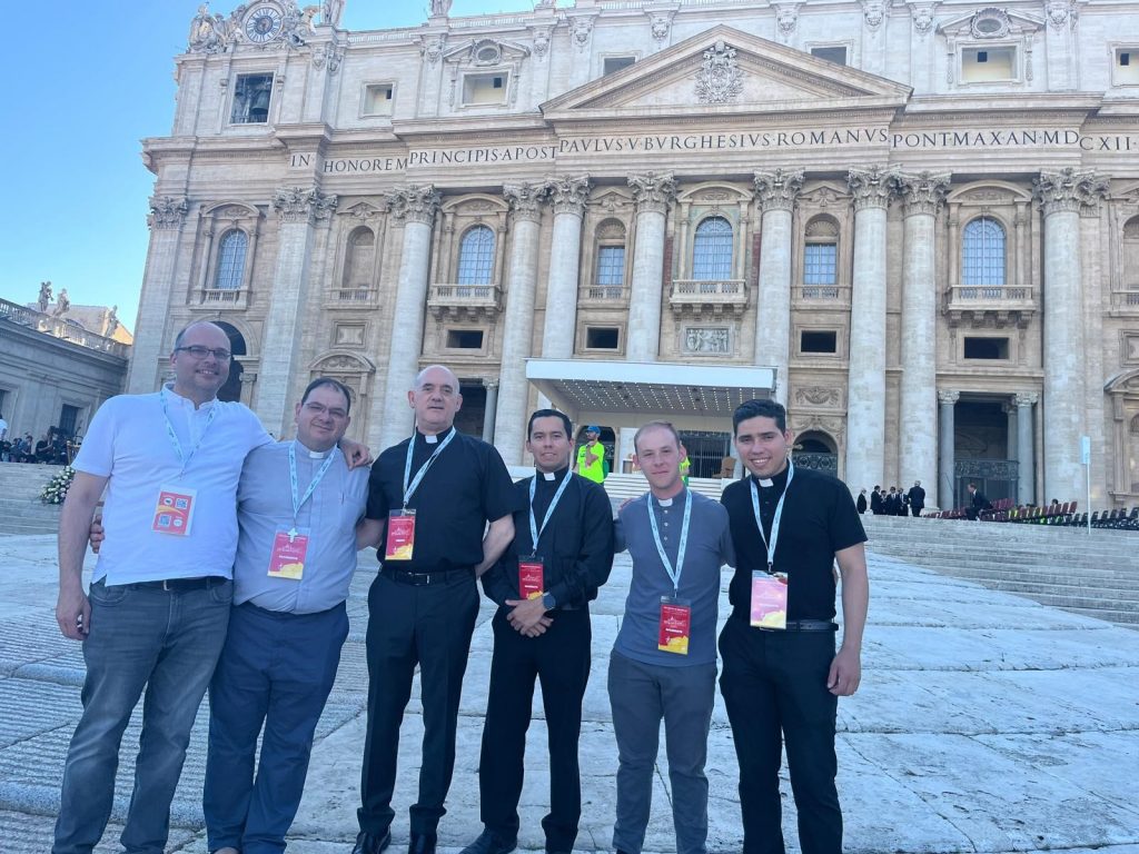 Monseñor Arturo Ros en Roma con los diáconos