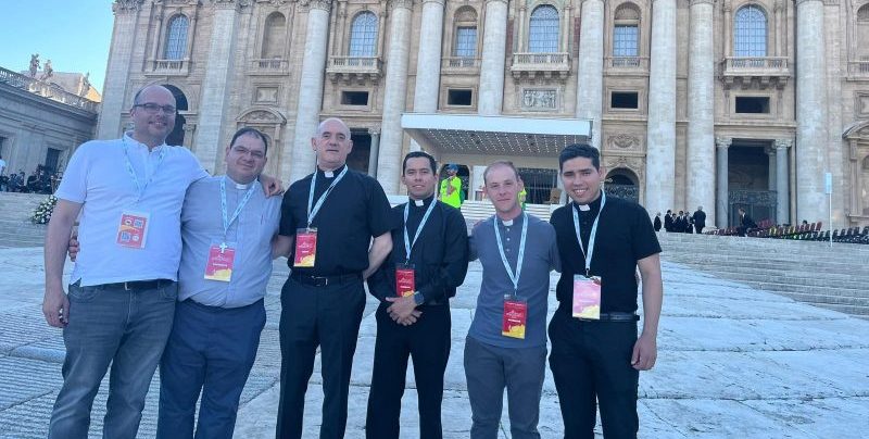 Monseñor Arturo Ros en Roma con los diáconos