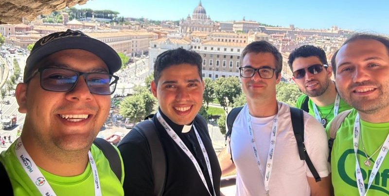Eliar con jóvenes peregrinos