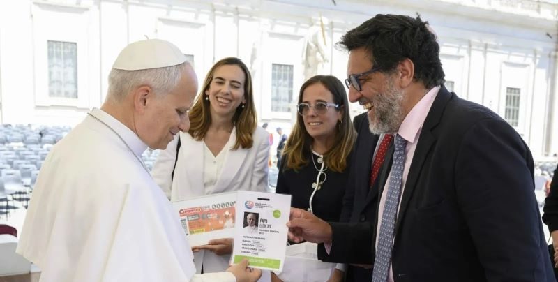 Entrega acreditación Papa León XIV