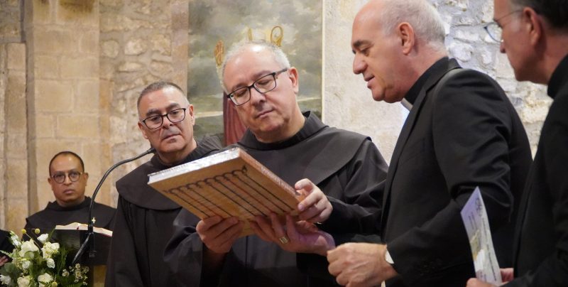 Intercambio de regalos en el monasterio de Santo Toribio