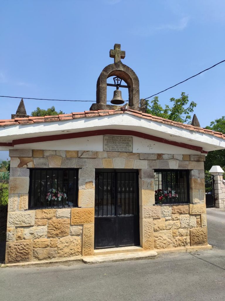 Ermita de San Juan en el barrio La Helguera de Sámano