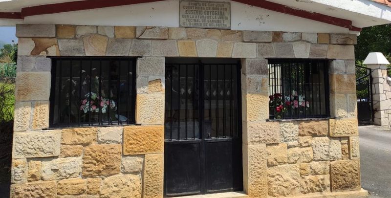 Ermita de San Juan en el barrio La Helguera de Sámano