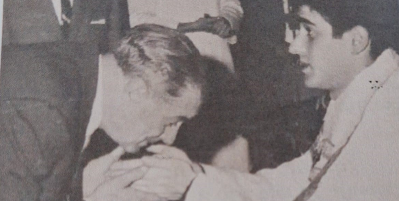 Eusebio Aguirre besamanos con su padre