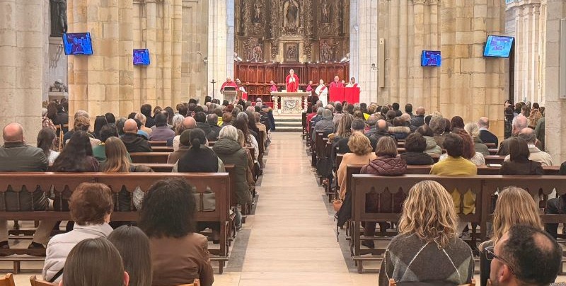 Fieles celebración Oficios de la Pasión