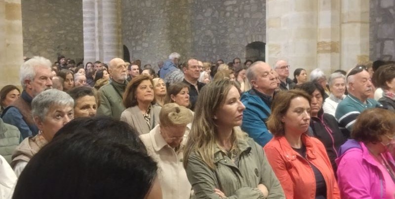 Fieles en el monasterio de Santo Toribio