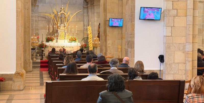 Fieles altar Santísimo catedral