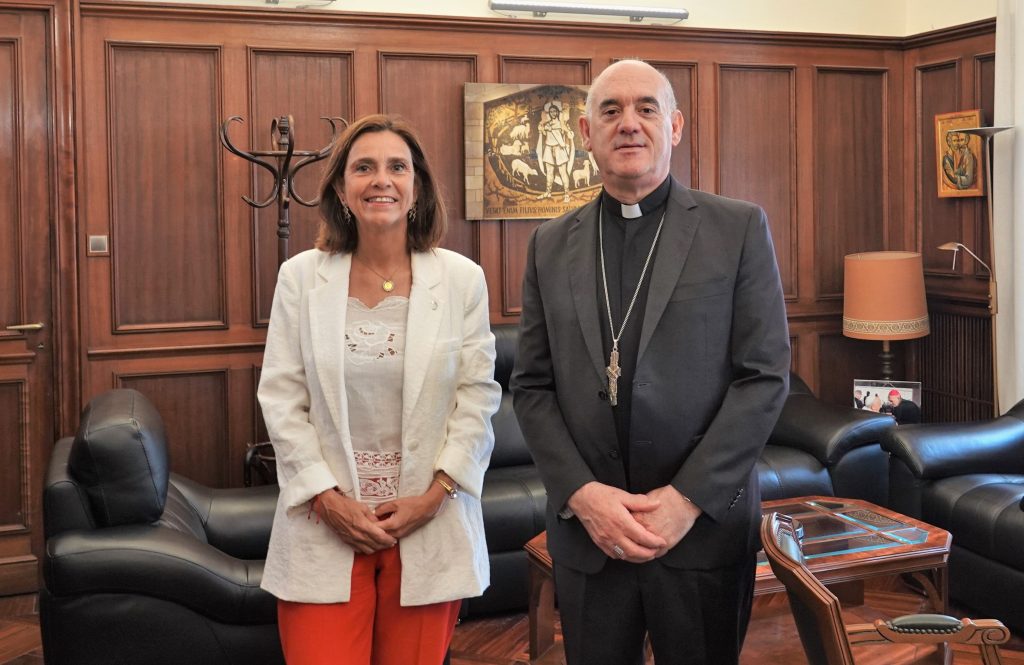 Monseñor Arturo Ros y Paula Fernández, candidata PRC