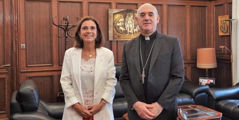 Monseñor Arturo Ros y Paula Fernández, candidata PRC