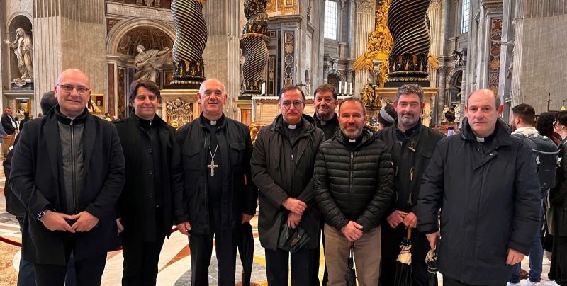 Obispo y sacerdotes Santander basílica San Pedro