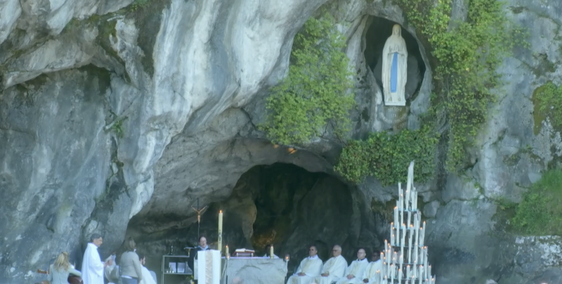 Panorámica de la gruta de Lourdes en la Misa de la peregrinación diocesana