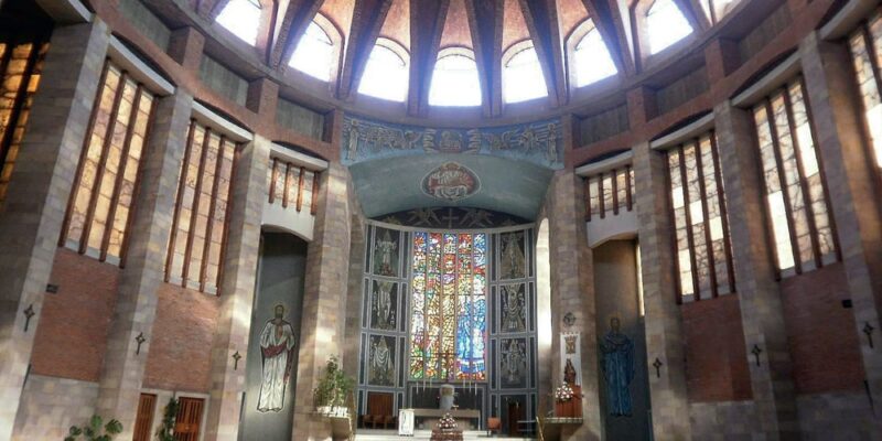 Interior de la parroquia Virgen Grande de Torrelavega