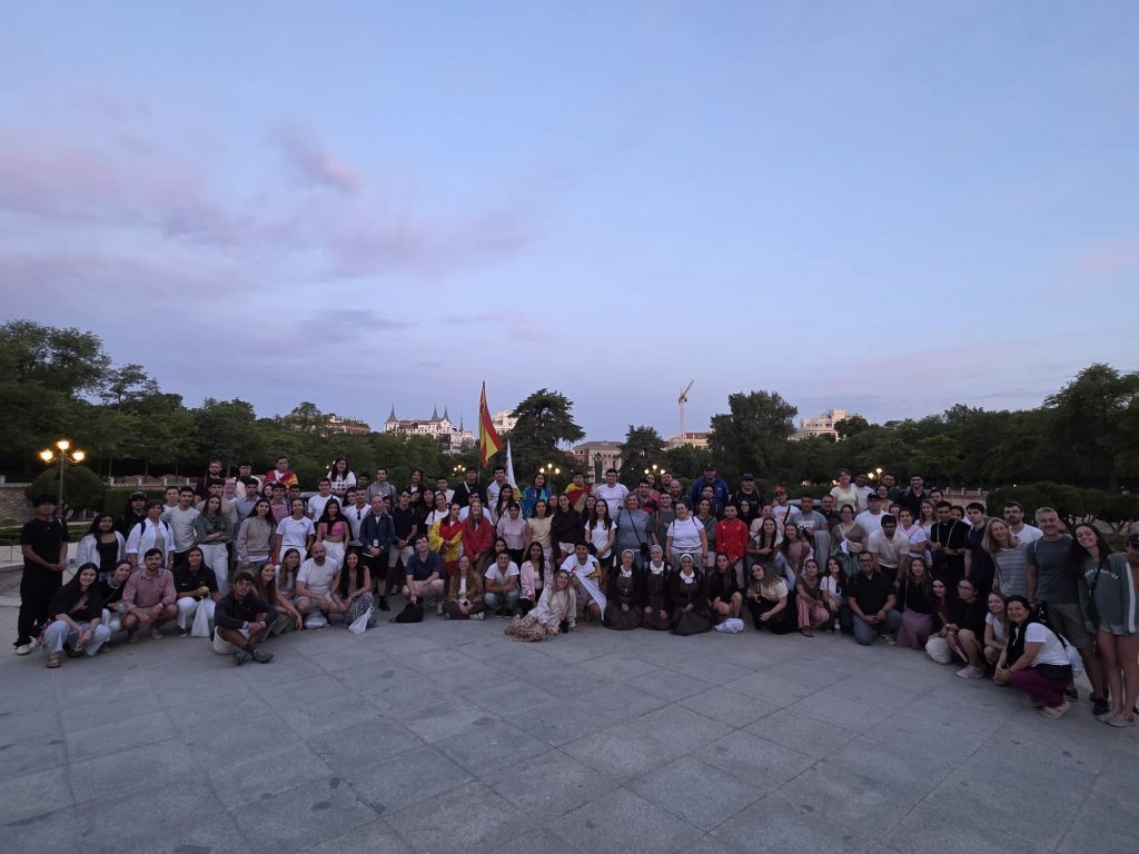 Jóvenes posado grupo antes de la Misa