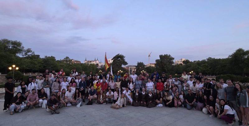 Jóvenes posado grupo antes de la Misa