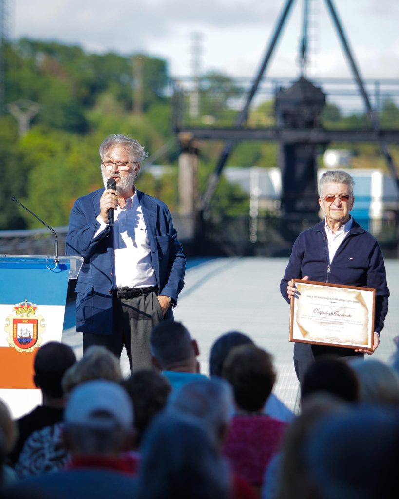Manuel Moxó recogiendo premio Ayuntamiento Astillero