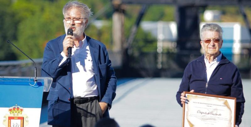 Manuel Moxó recogiendo premio Ayuntamiento Astillero