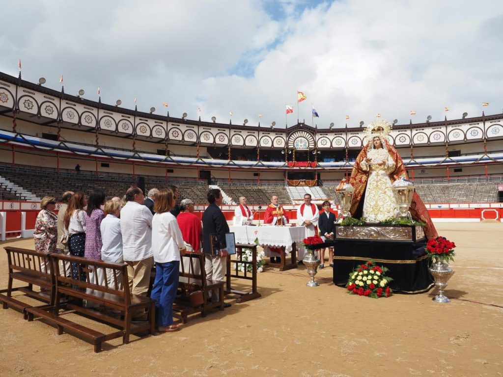 Misa en la Plaza de Toros con la imagen de la Virgen de la Amargura
