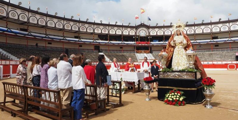 Misa en la Plaza de Toros con la imagen de la Virgen de la Amargura