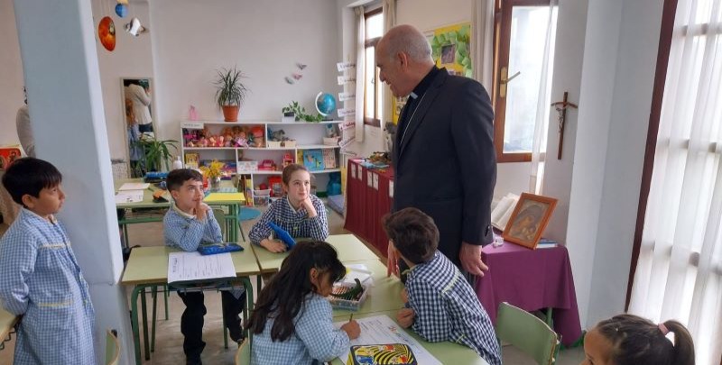 Monseñor Arturo Ros con alumnos del colegio La Anunciación