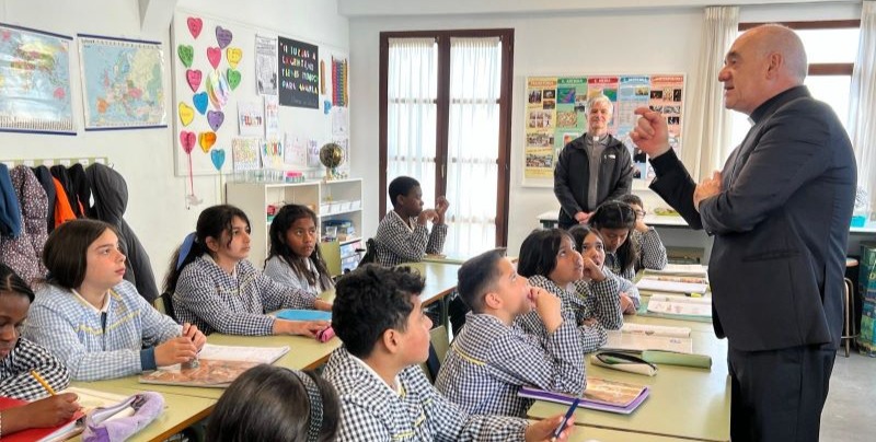 Monseñor Arturo Ros hablando con alumnos de La Anunciación
