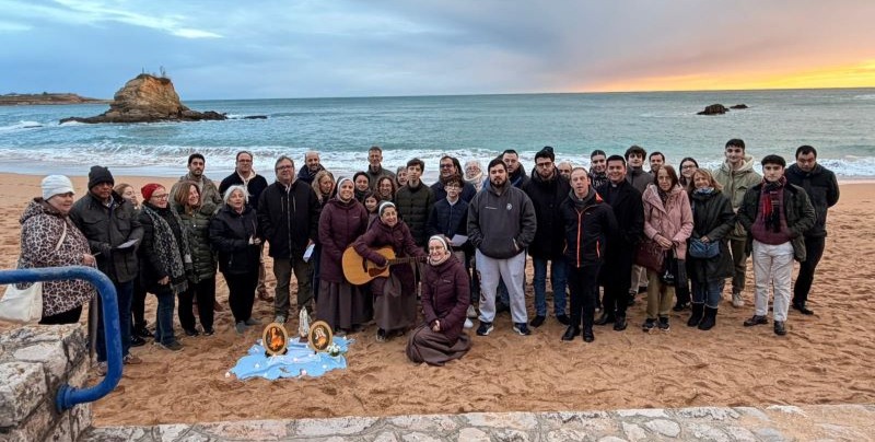 Jóvenes rezo rosario playa