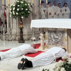 Ordenación diaconal de José Luis y Juan José, con Luis al fondo