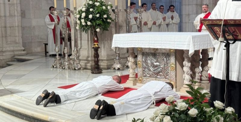 Ordenación diaconal de José Luis y Juan José, con Luis al fondo