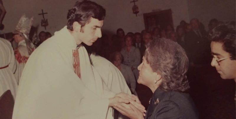 Madre de Javier Calzada en la ordenación sacerdotal de su hijo