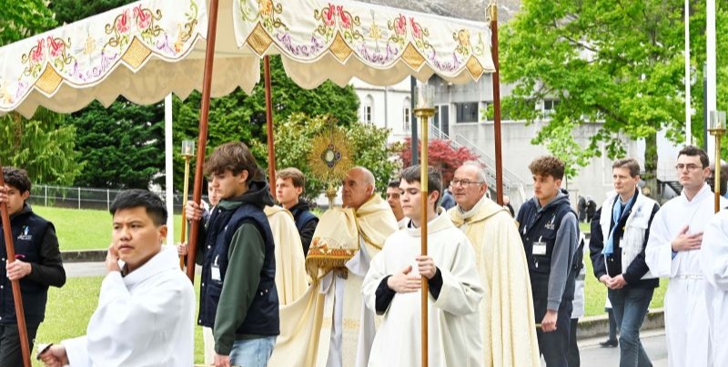 Monseñor Arturo Ros en la procesión con el Santísimo en Lourdes