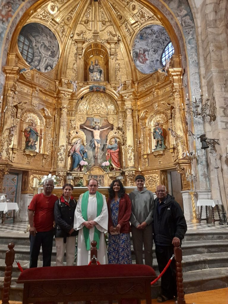 Padre Víctor con una familia de peregrinos en el santuario de Limpias